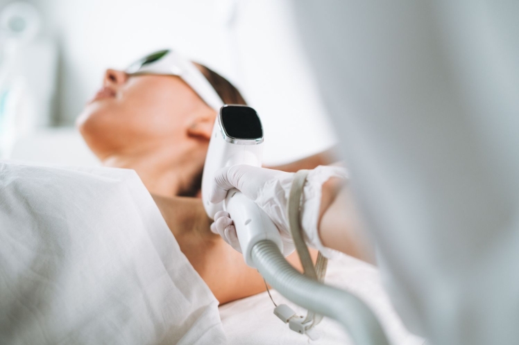 لیزرهای زیبایی؛ واقعاً چطور کار میکنند و چرا اینقدر مؤثرند؟